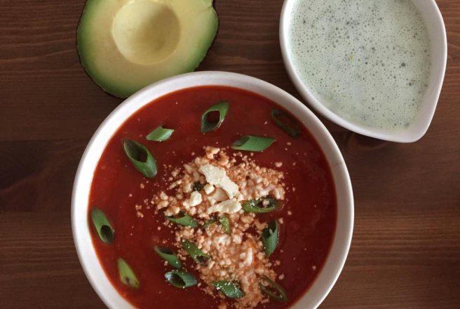 Supa mexicana de rosii cu ardei copti si crema de iaurt mentolat picant by Jamie Oliver