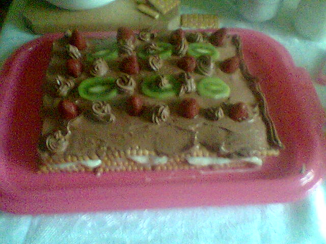 Tortulet de biscuiti cu budinca si fructe