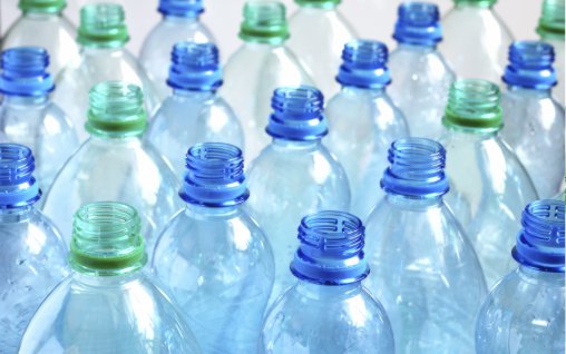 Pericolele care se ascund in apa la sticla de plastic - tot ce trebuie sa stii