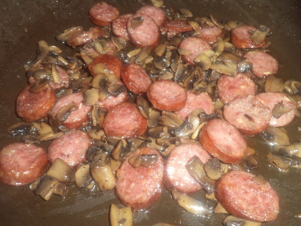 Spaghete cu ciuperci si carnati afumati