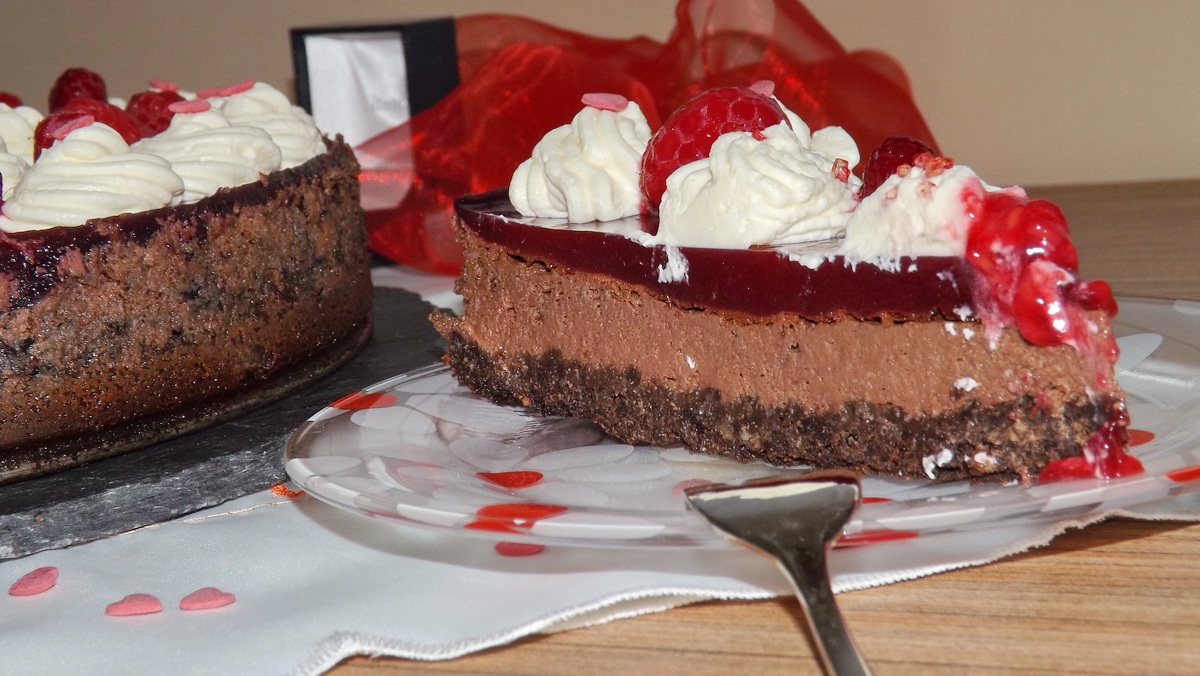 Cheesecake cu ciocolata si jeleu de zmeura