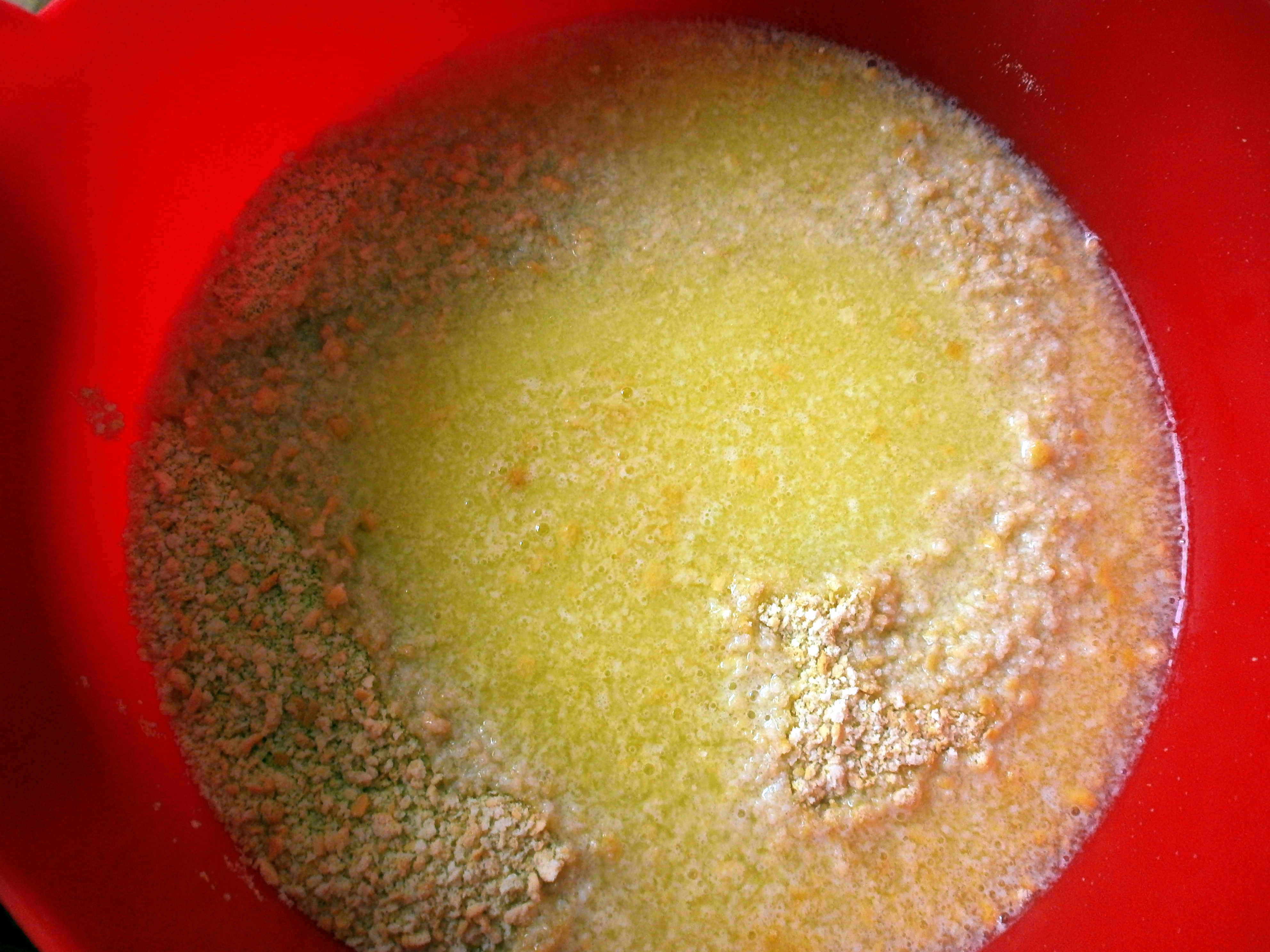 Prajitura turnata cu mere si biscuiti