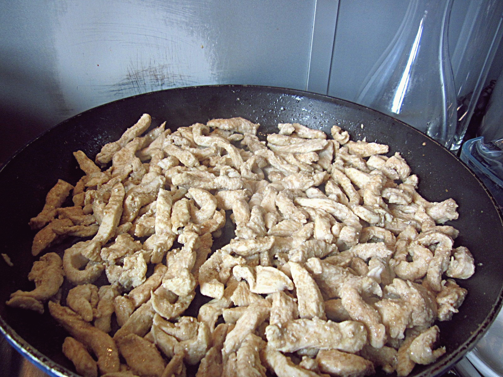 PIEPT DE PUI, LEGUME CHINEZEȘTI ȘI TĂIȚEI STICLOȘI (DE OREZ)