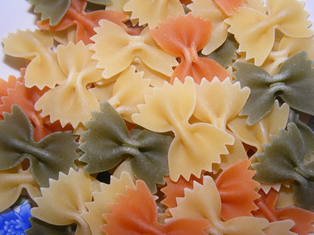 Salată de paste cu carne de pui şi maioneză