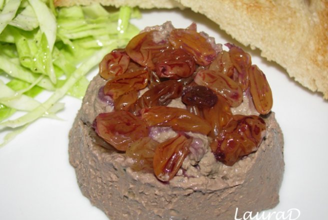 Parfait de ficat de pui cu stafide si vin dulce