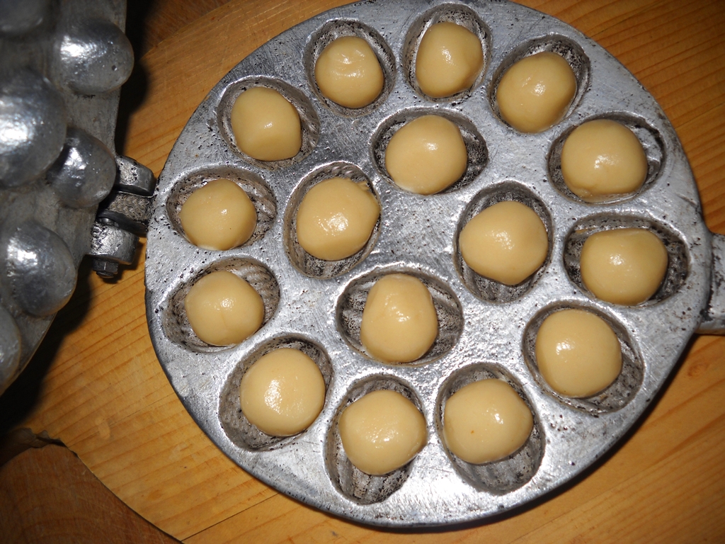 Desert nuci umplute cu crema de ciocolata