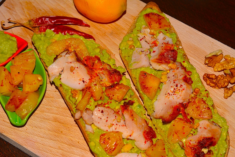 Sandwich cu pui, guacamole si ananas la grill