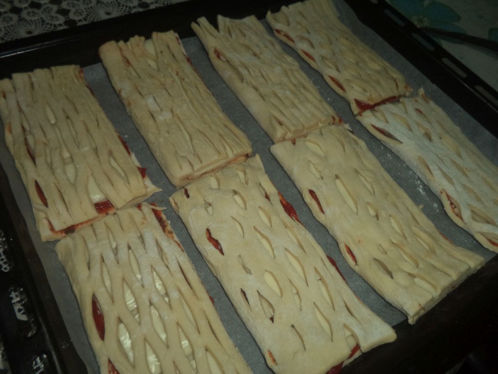 Foietaj cu pasta de tomate si cascaval