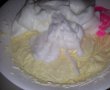 Prajitura fina cu crema spumoasa de branza si pepite de ciocolata neagra-3