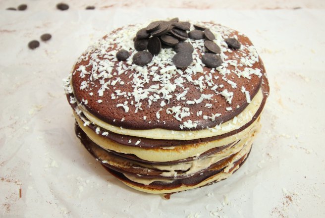 Tort de clatite alb-negru cu crema de cafea