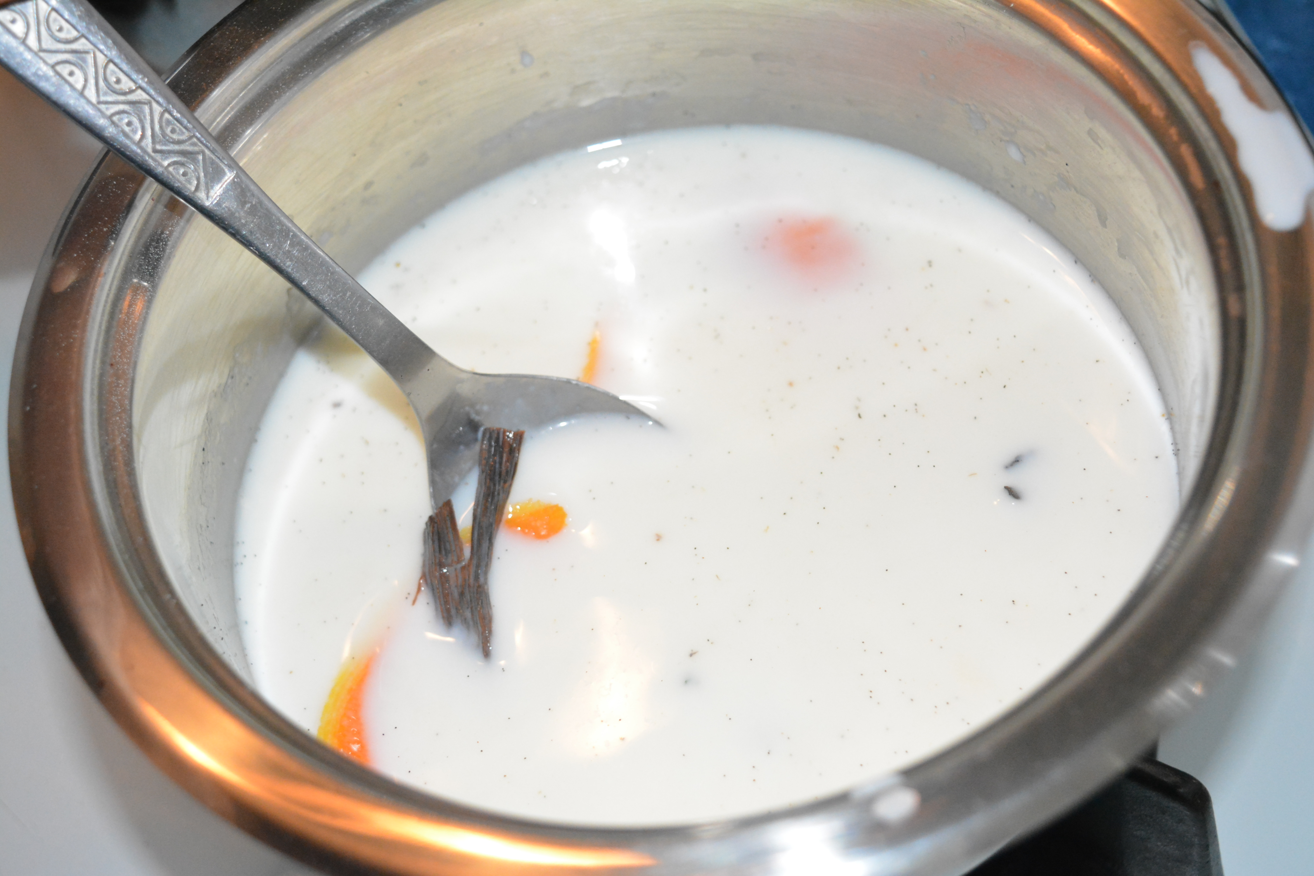Clatite cu afine si crema de vanilie