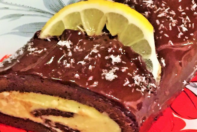Rulada elvetiana de ciocolata cu crema de lamaie si fulgi de cocos