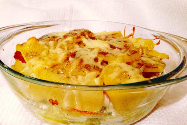 Cartofi cu branza si carnati la cuptor