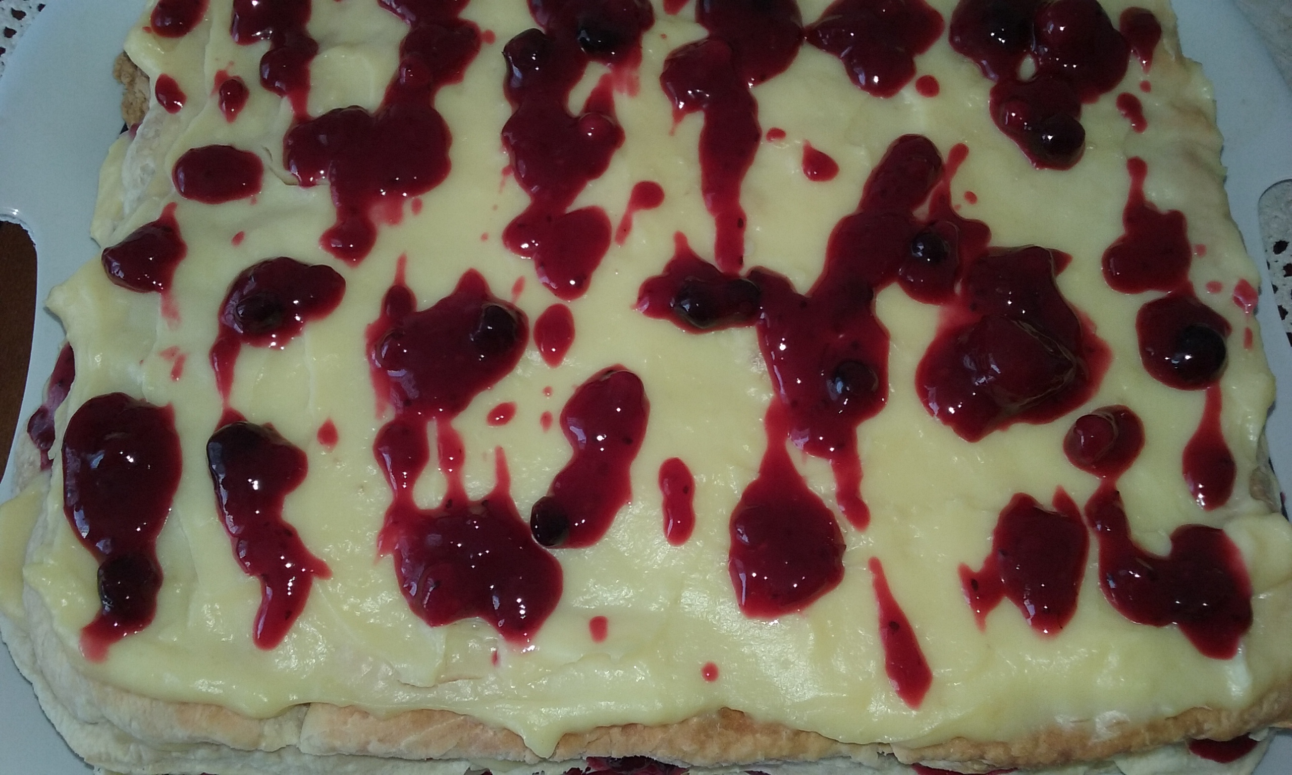 Prajitura cu crema de vanilie si jeleu de fructe rosii