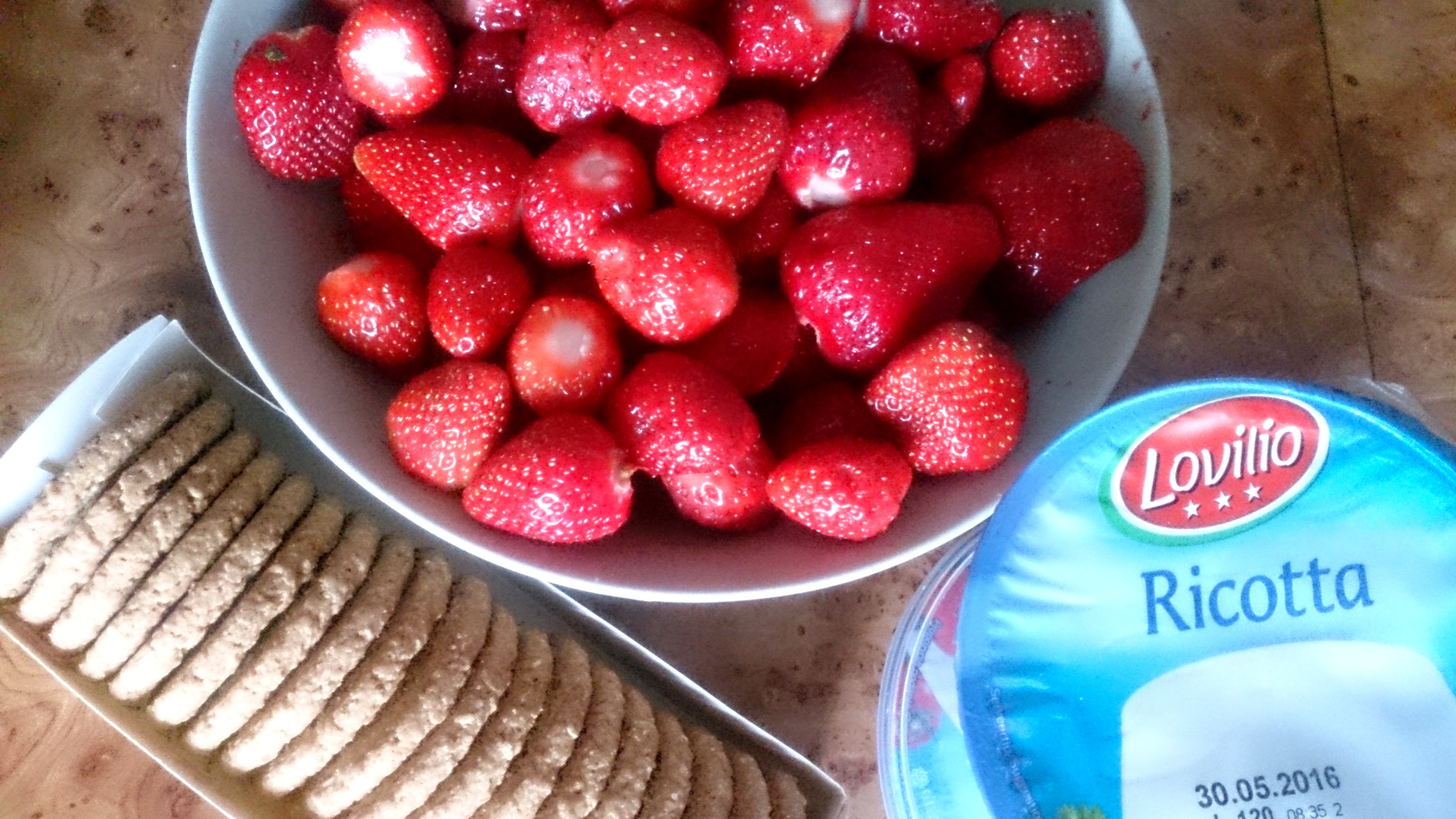 Mousse de ricotta si dulceata de capsune