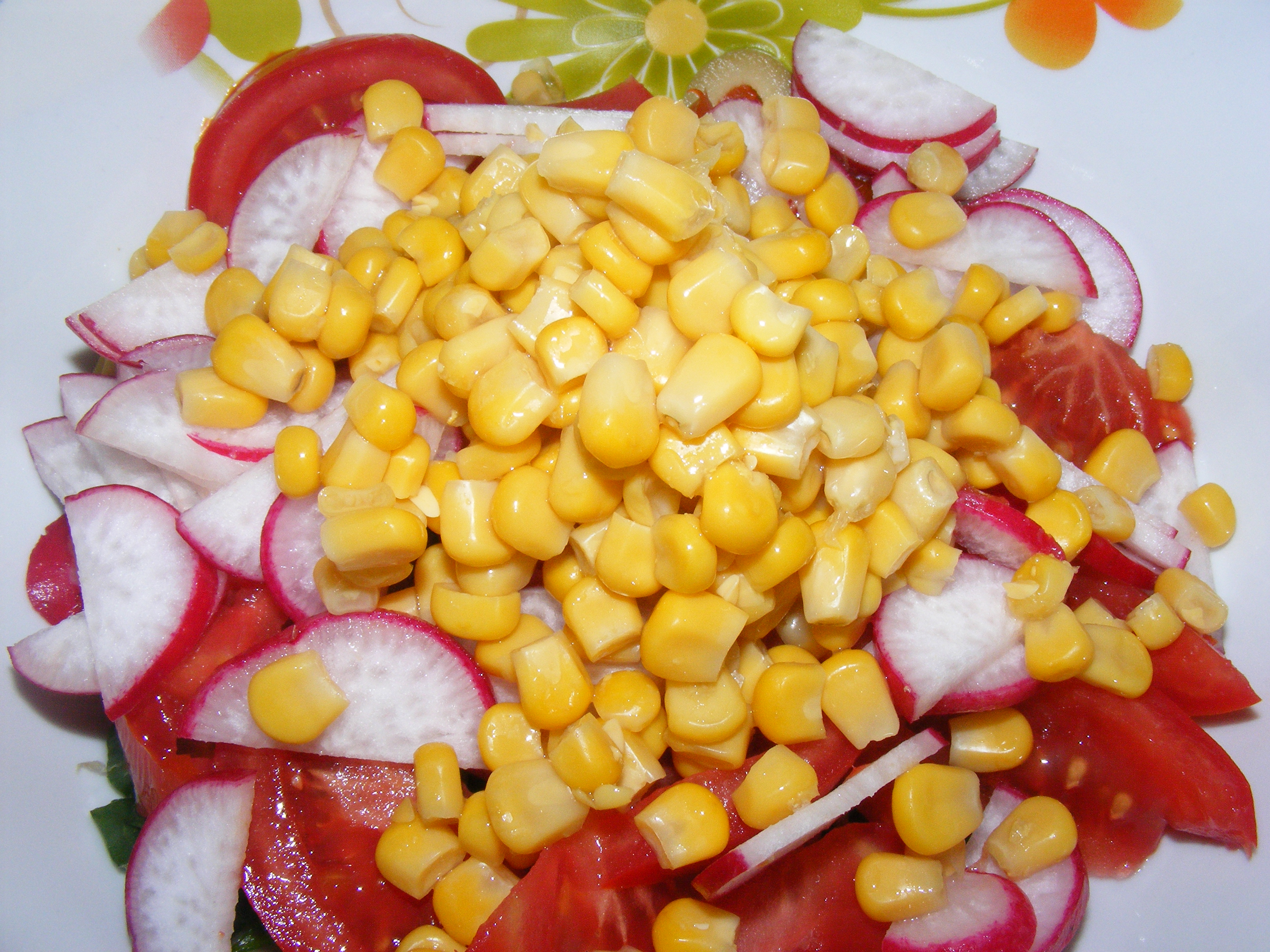 Salată cu ouă și telemea