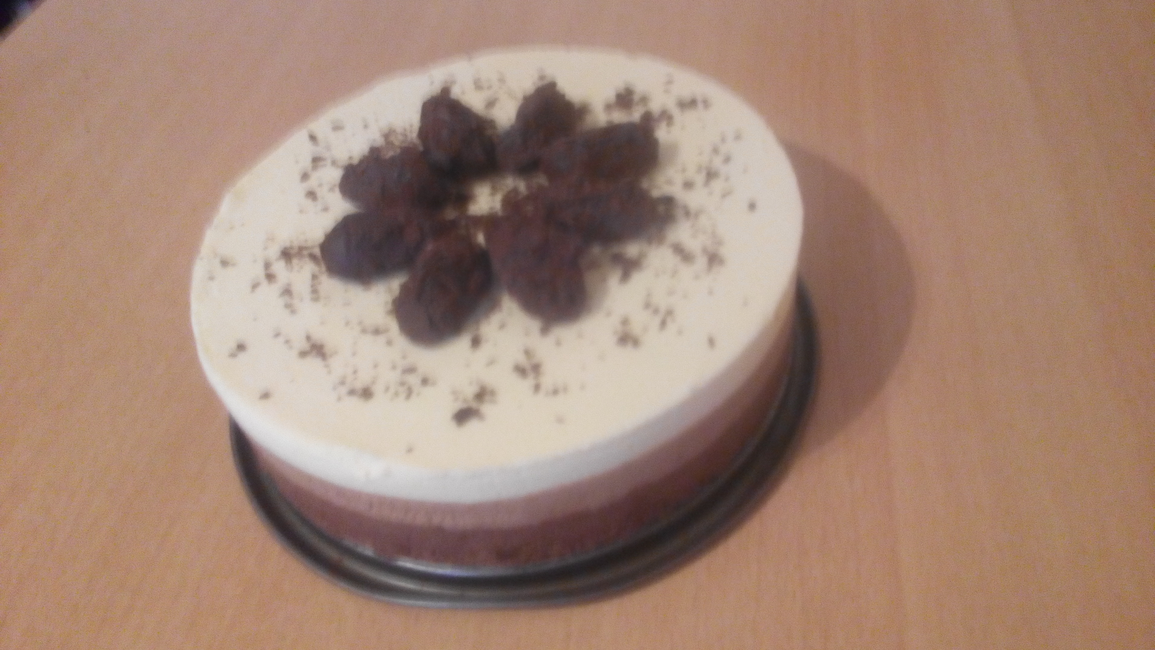 Tort trio de ciocolata cu cirese,ness si alune