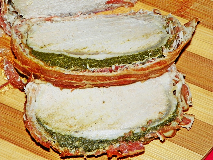 Cotlet de porc cu spanac, invelit in bacon