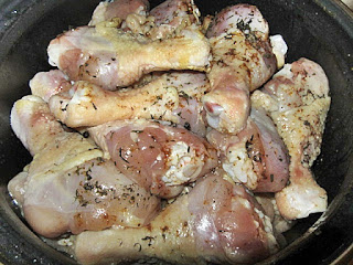 Pulpe de pui marinate in vin cu sote de mazare