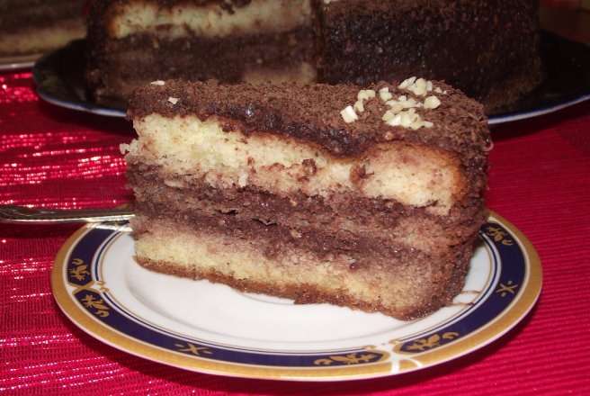 Tort clasic cu crema de cacao si miez de nuca