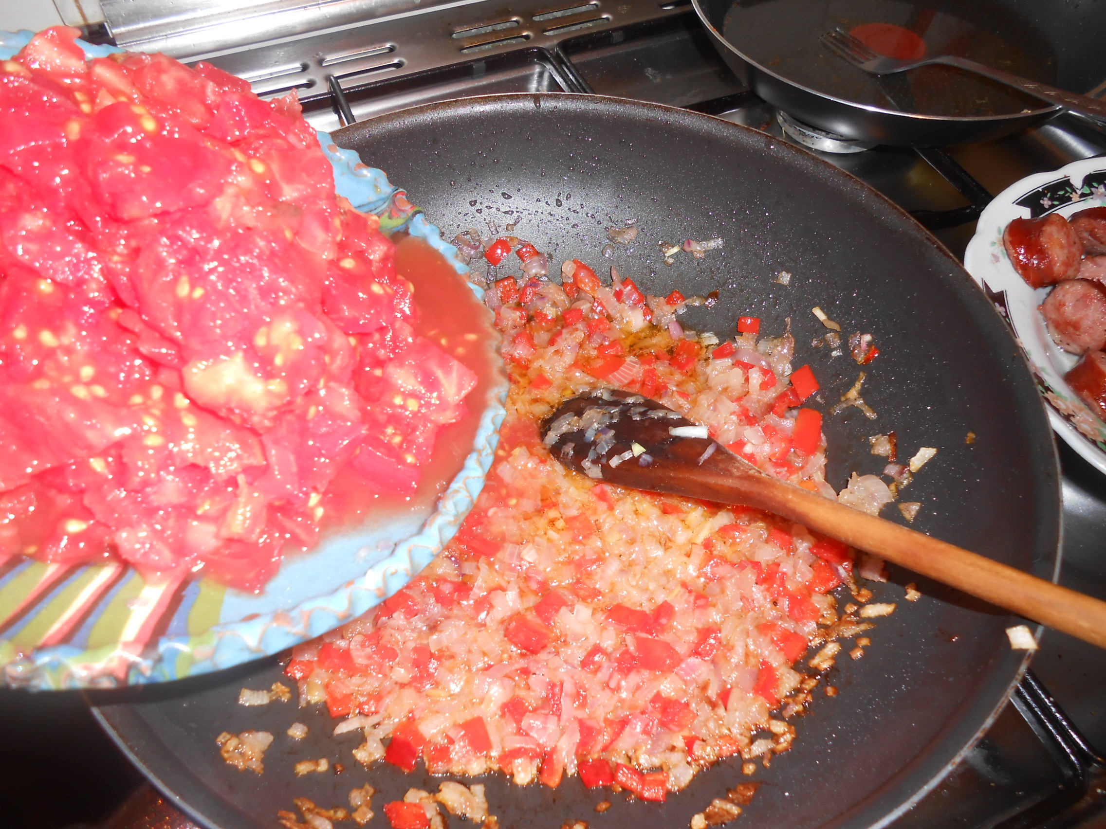 Varza cu carnati in tigaia wok