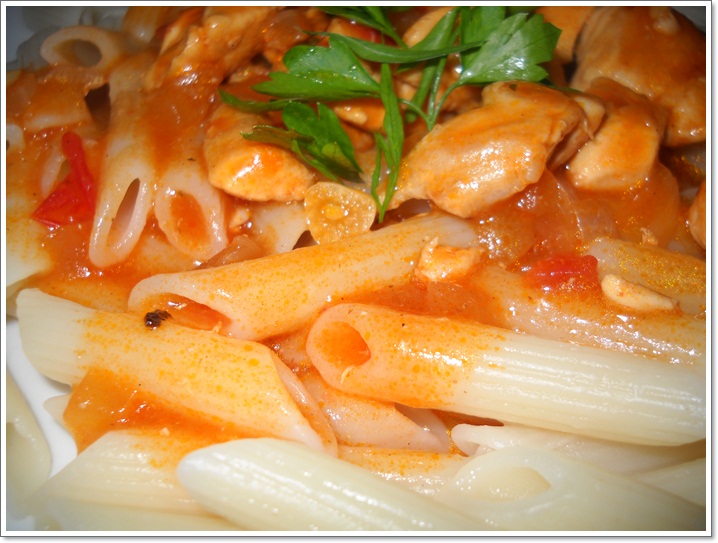 Penne cu pui si sos de rosii
