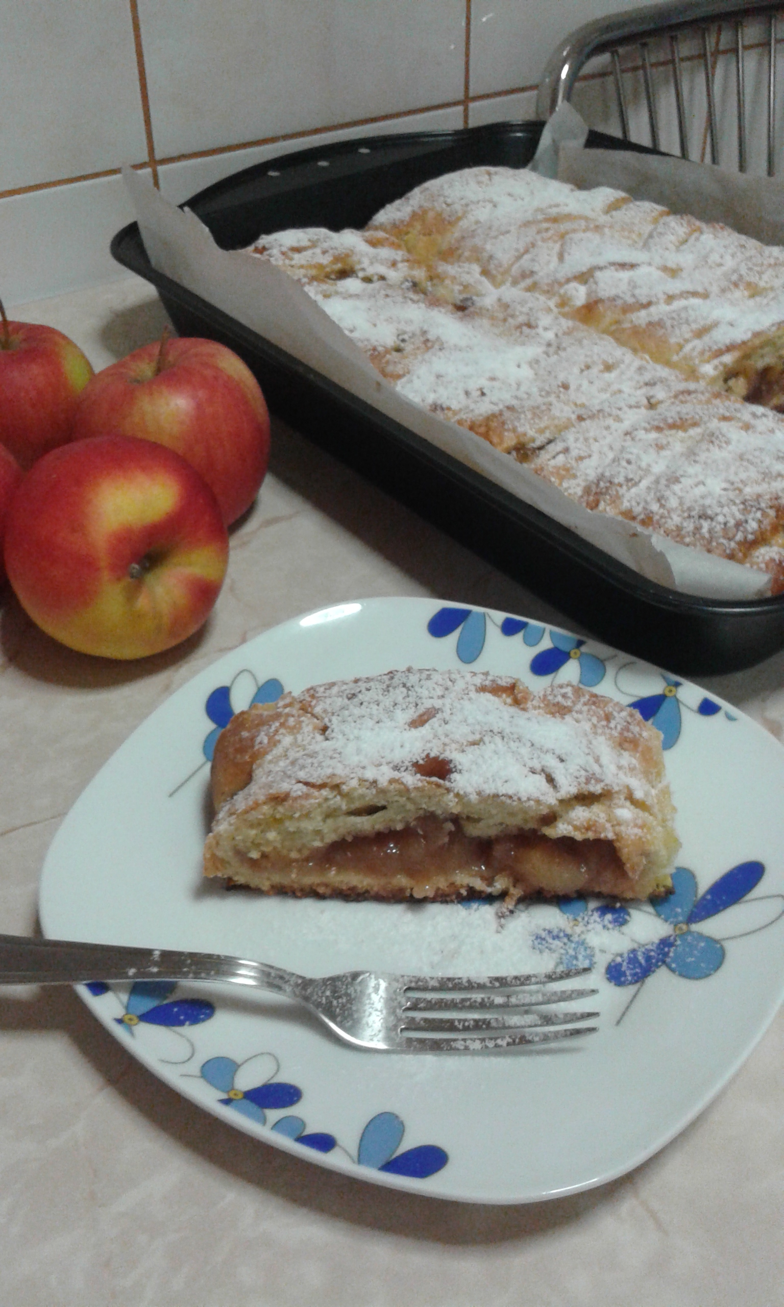 Placinta impletita cu mere si stafide