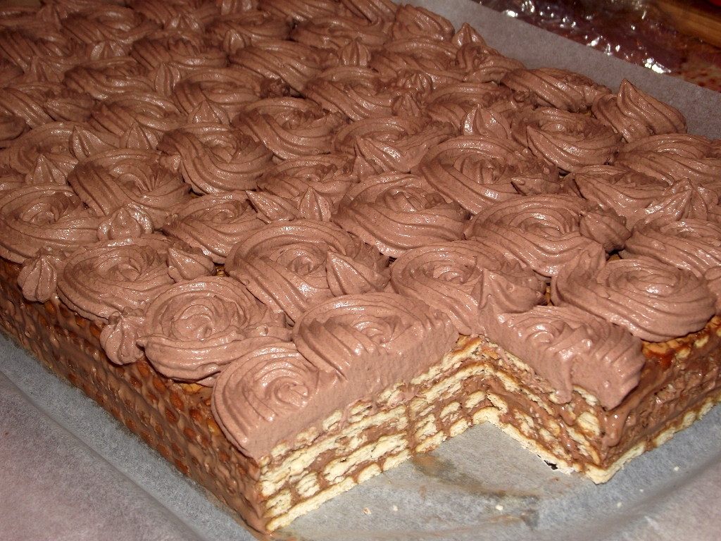 Desert tort de biscuiti cu crema de mascarpone si finetti