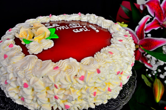Tort cu crema de mascarpone, zmeura si piersici