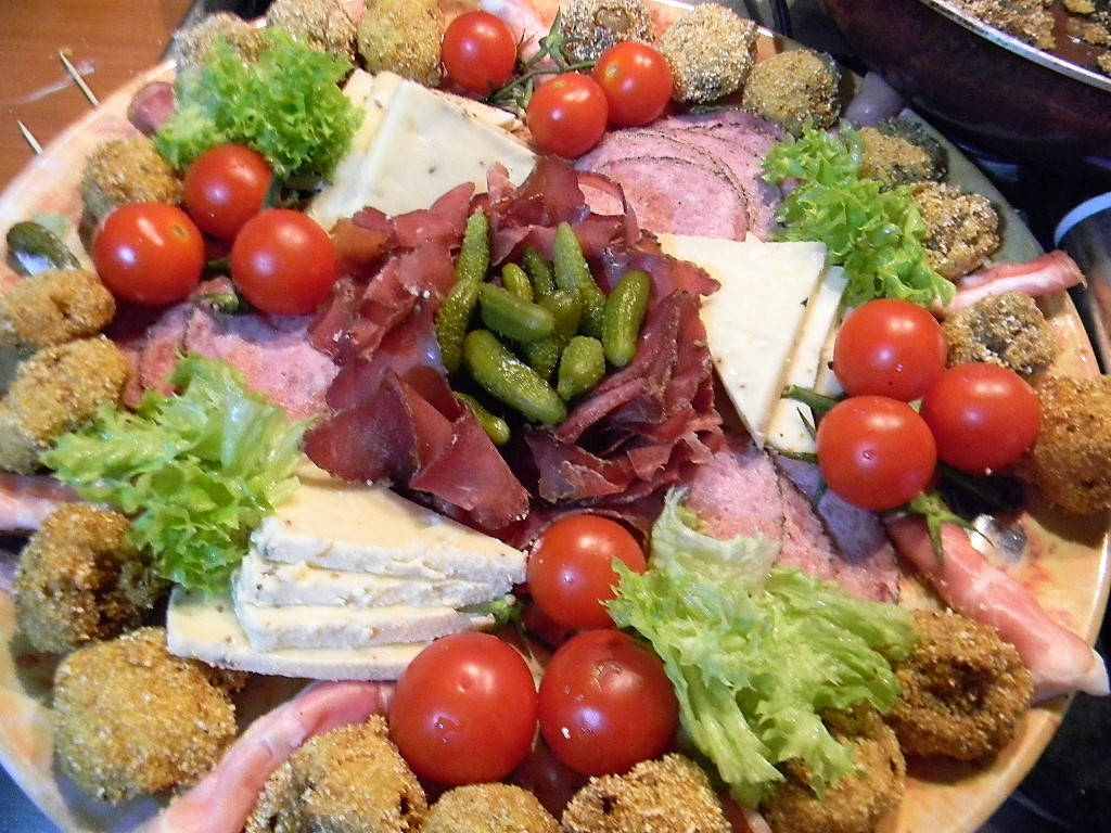 Aperitive platou cu ciupercute in malai