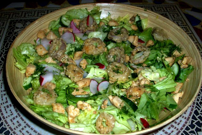Salata cu piept de pui picant si inele crocante de ceapa rosie