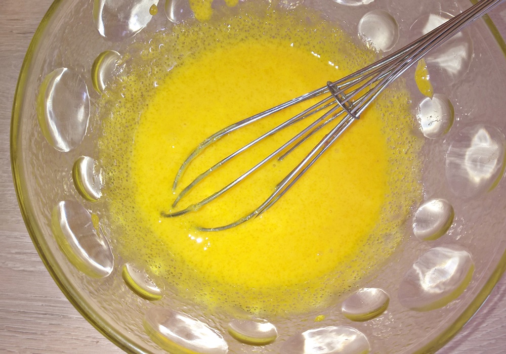 Desert prajitura cu nuca, ciocolata, crema de vanilie si jeleu de capsuni