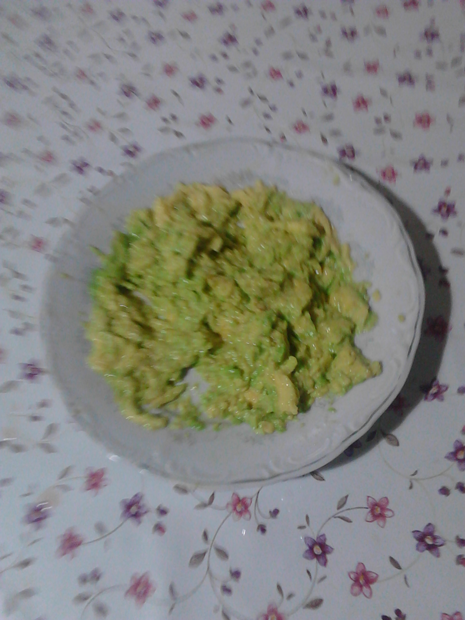Spaghete cu avocado si rosii