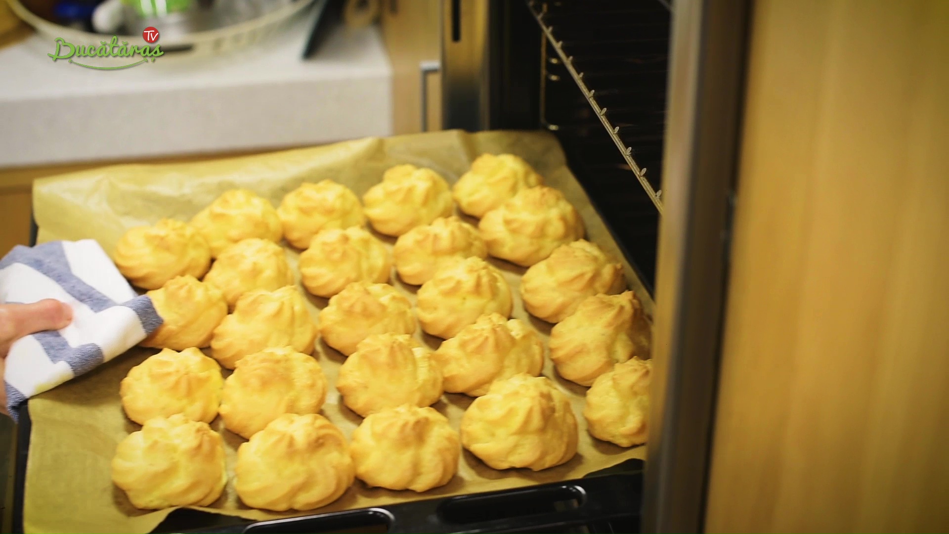 Desert profiterol cu crema de vanilie si sos caramel