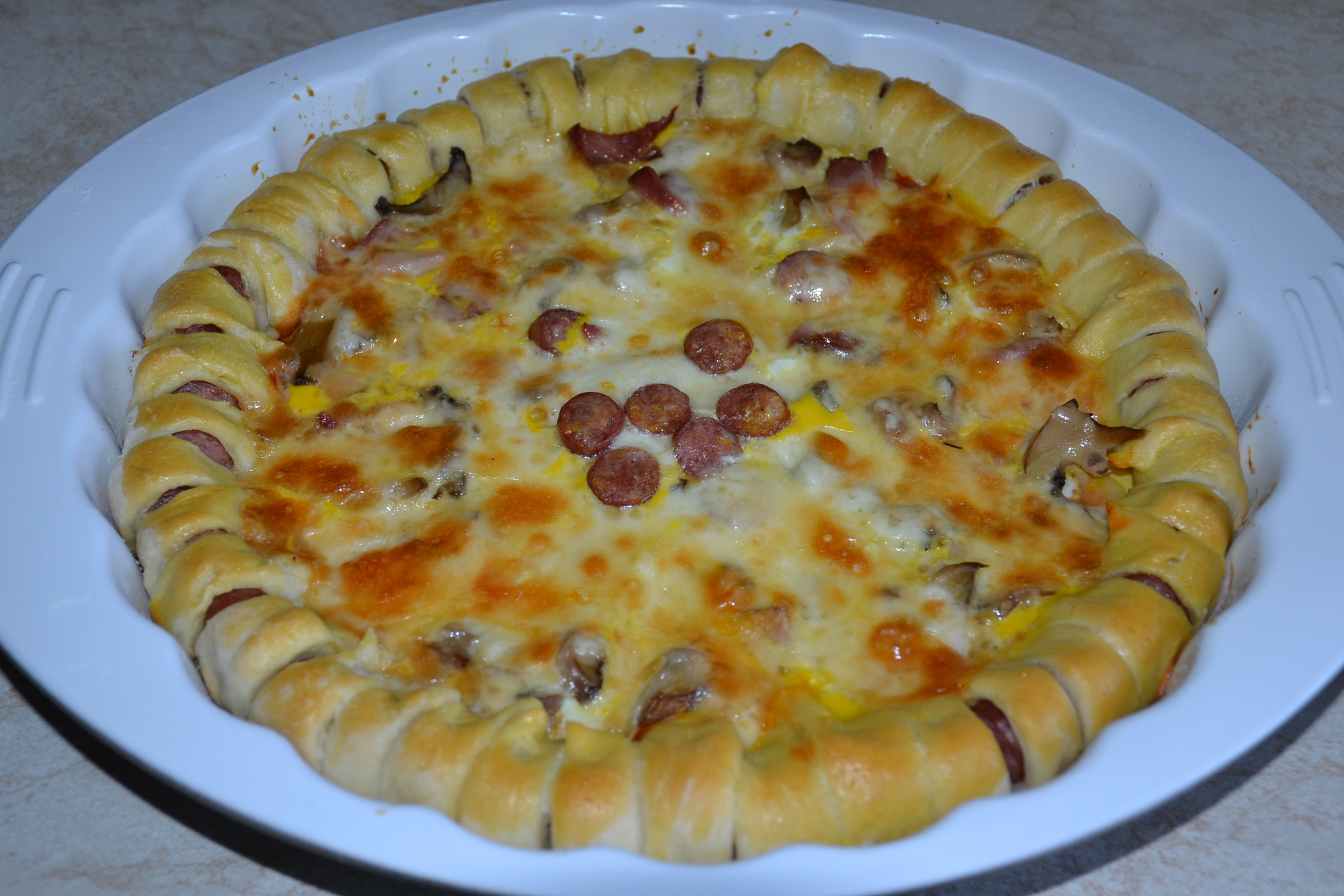 Pizza cu coronita de carnati