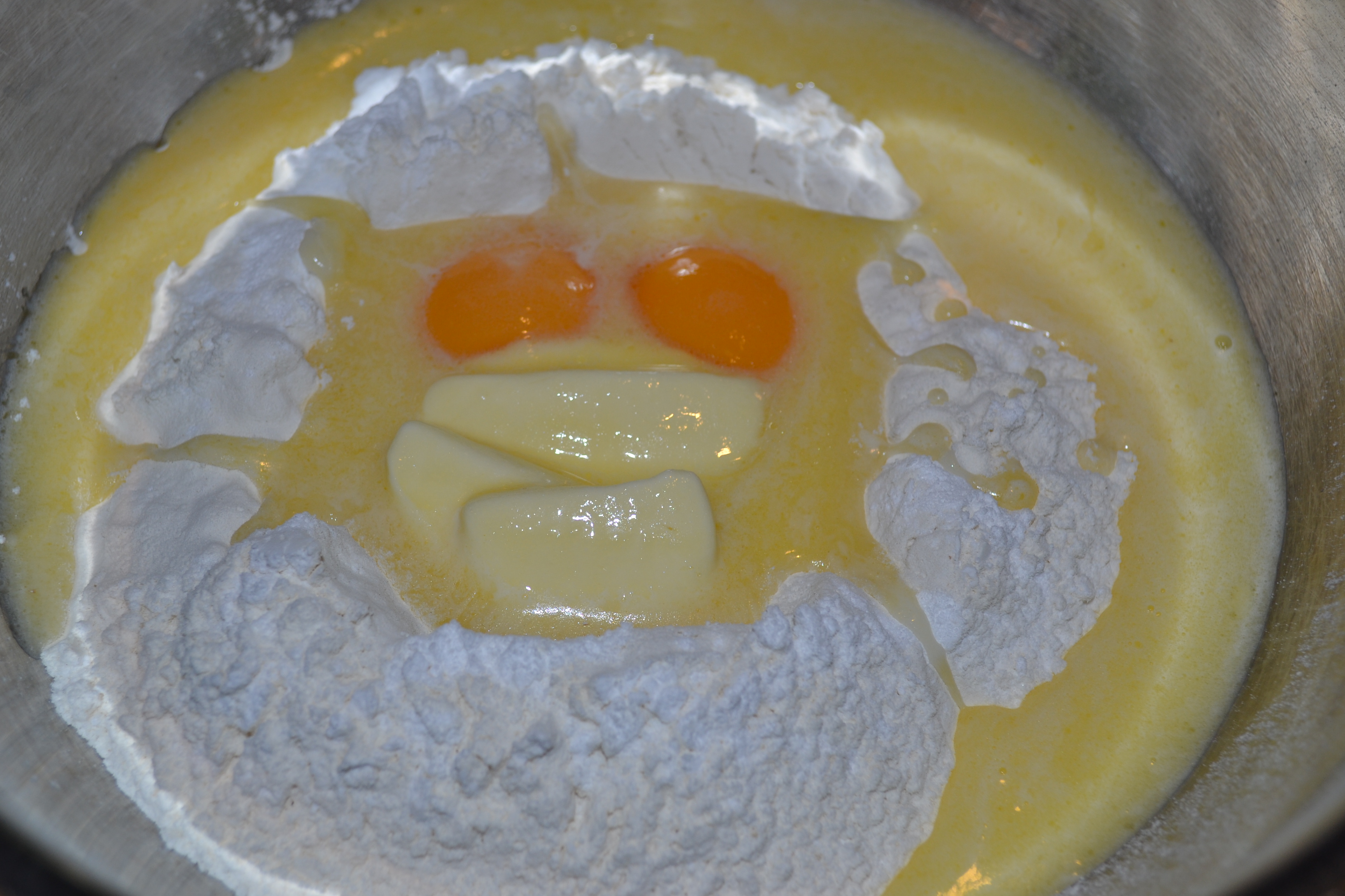 Desert tarta cu rubarba, mure si smantana