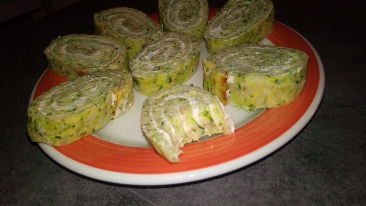 Aperitiv rulada din dovlecei umpluta cu crema de branza