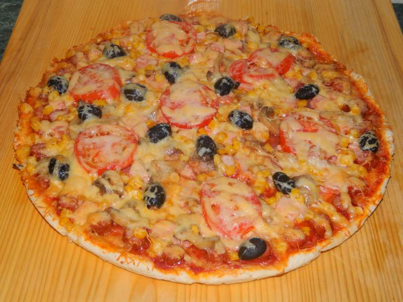 Pizza duet cu porumb si diverse