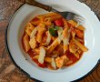 Penne cu piept de pui,ciuperci si ardei gras in sos de rosii-0