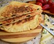 Sandvisuri la tigaie cu aluat dospit si diverse ingrediente-12