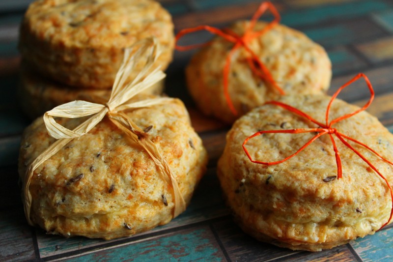 Aperitiv biscuiti cu branza si chimen