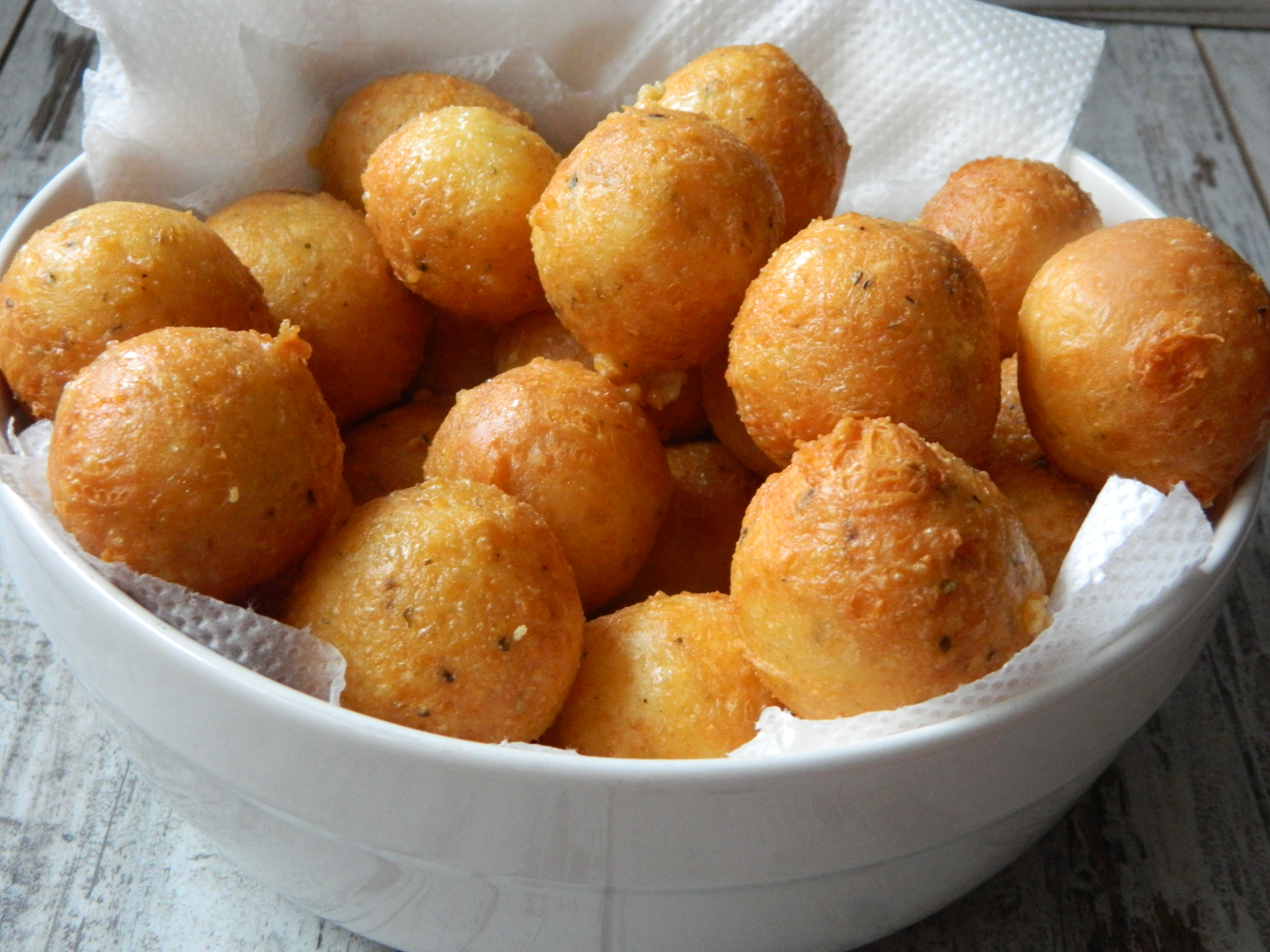 Aperitiv bulete de cascaval cu oregano