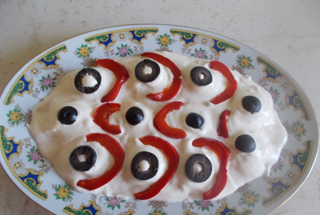Aperitiv oua umplute cu branza de burduf, in sos de maioneza
