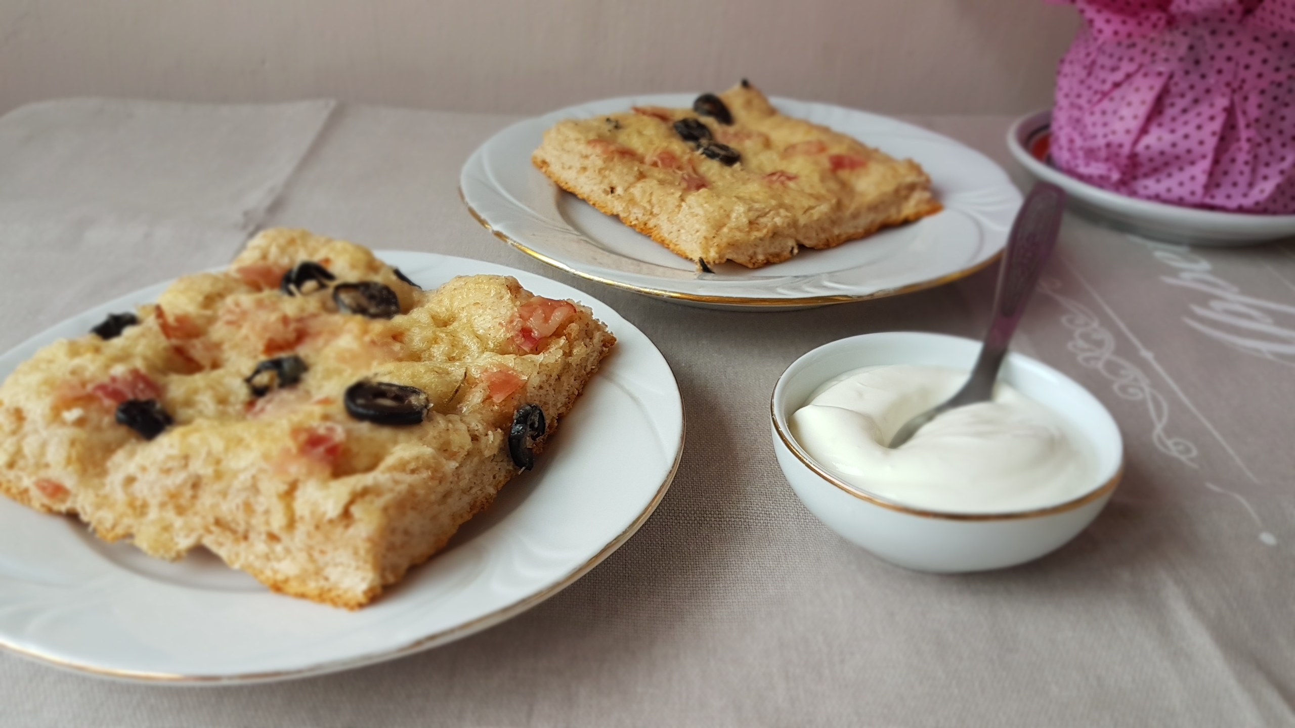 Focaccia integrala cu masline si rozmarin