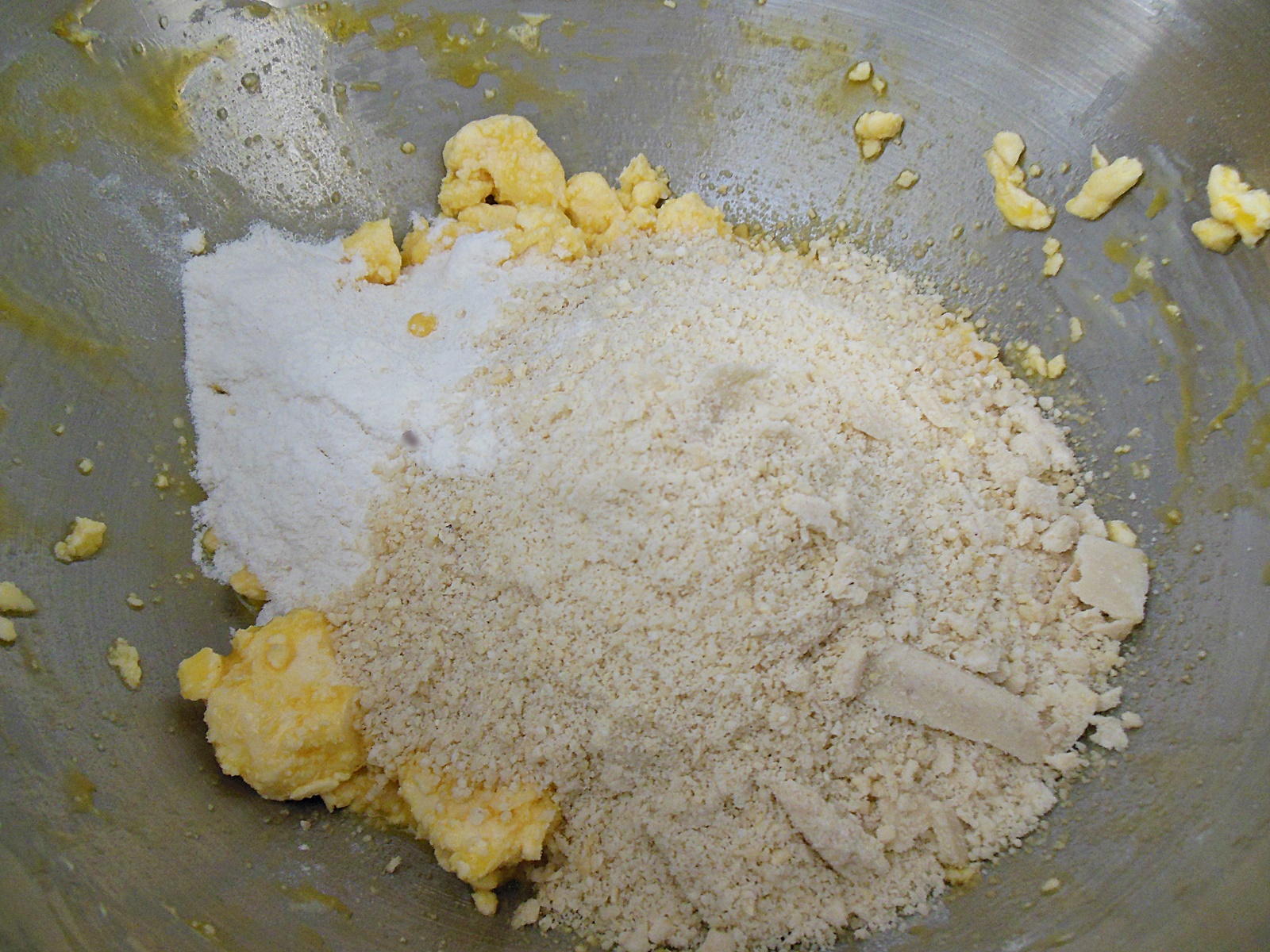 Desert tarta cu crema cu lapte de cocos, caju si zmeura