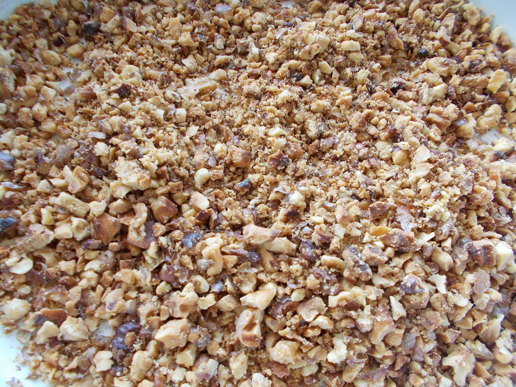 Desert prajitura cu blat de albusuri si crema de cacao si visine
