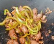 Spaghete in sos de Ketchup cu ardei, ciuperci si carnati-7