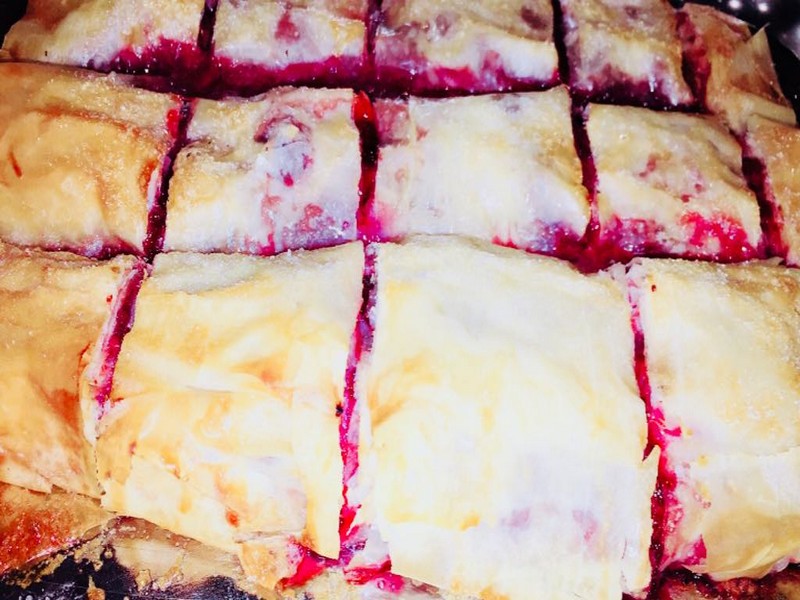 Desert strudel cu visine, cocos si sirop de artar