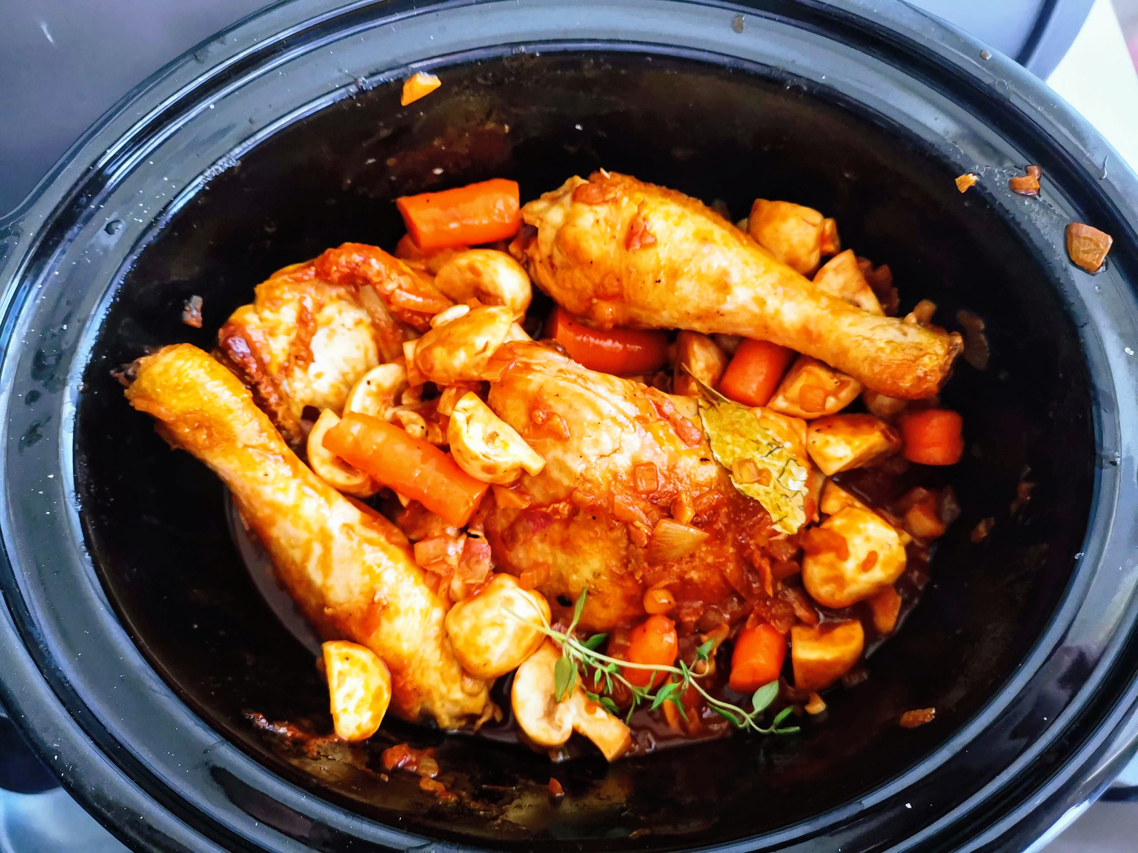 Pui in sos de vin rosu cu piure de cartofi cu unt brun si salvie si 3 feluri de branza (Slow Cooker)