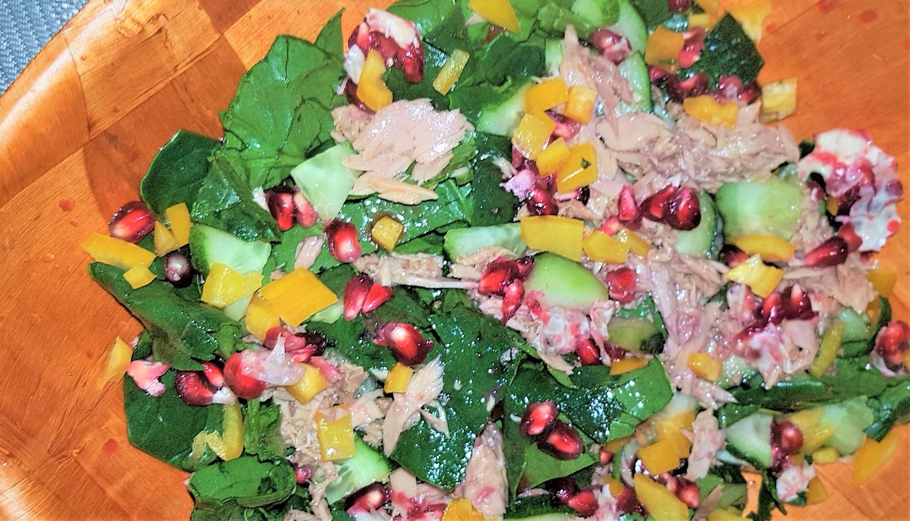 Salata cu ton, spanac si rodie
